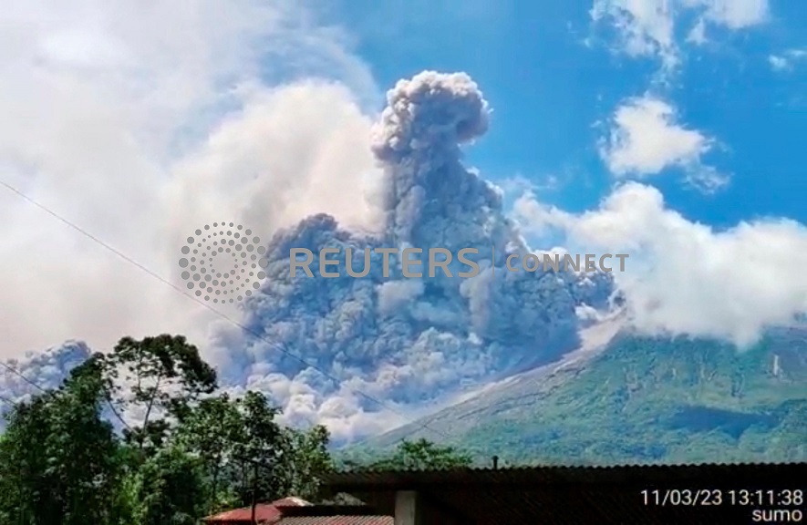 The Fiji Times » Gunung Merapi di Indonesia meletus, memuntahkan awan panas